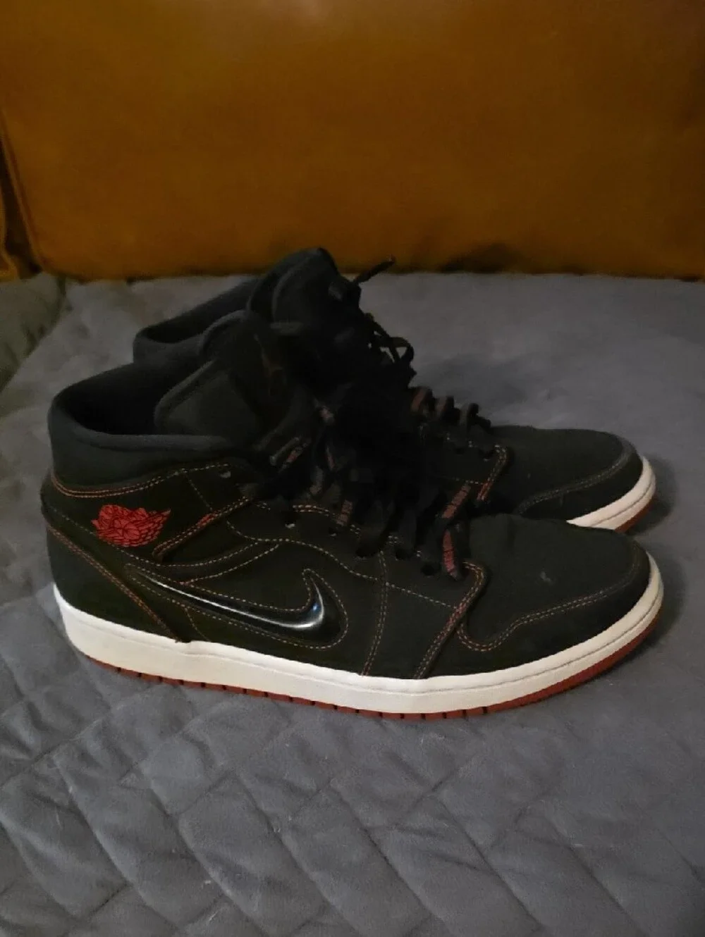 Jordan High-Top Sneakers in Black with Red Accents Swede.
